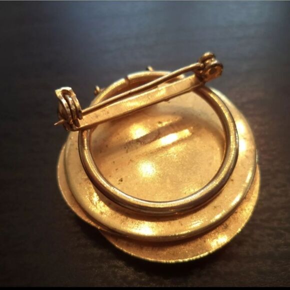 VINTAGE ESTATE GOLD TONE TEXTURED 1 3/8" SCARF CLIP BROOCH - Picture 2 of 3